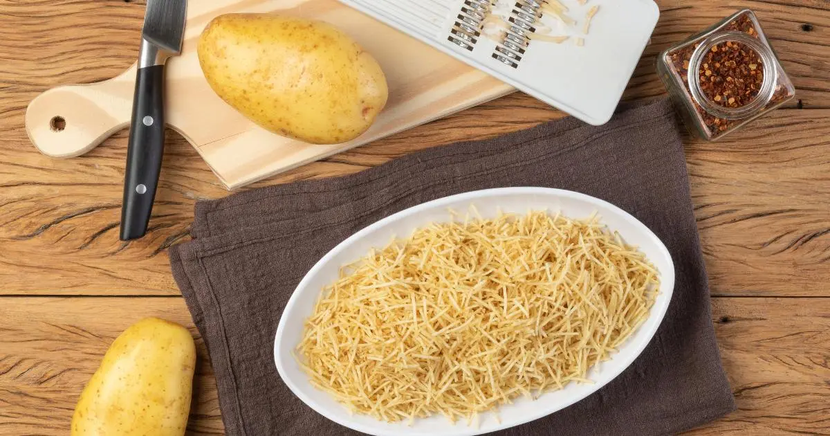 Batata palha dourada e crocante
